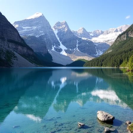 วิวยอดเขาสะท้อนน้ำในสวิสเซอร์แลนด์